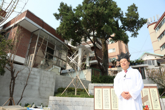 구로구(구청장 이성)가 13일 주민의 무사 안녕을 기원하는 '가리봉동 측백나무 제례' 행사를 열었다. 가리봉동 13-175에 자리 잡고 있는 측백나무는 높이 15m, 둘레 2.5m 크기에 수령 500년이 넘은 고목이다. 단일 수종으로는 국내 최고령으로 추정된다. 2004년 서울시 보호수로 지정돼 관리 중이다. 나무 속에 마을을 수호하는 큰 뱀이 살고, 나무를 훼손하면 재앙이 온다는 전설이 전해 내려온다. 구로구 제공